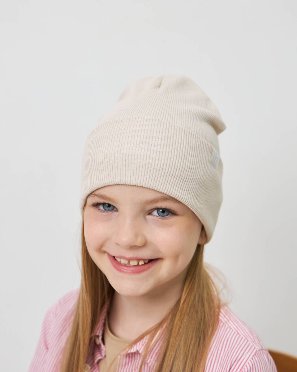 Шапка одношарова з відворотом для дівчаток