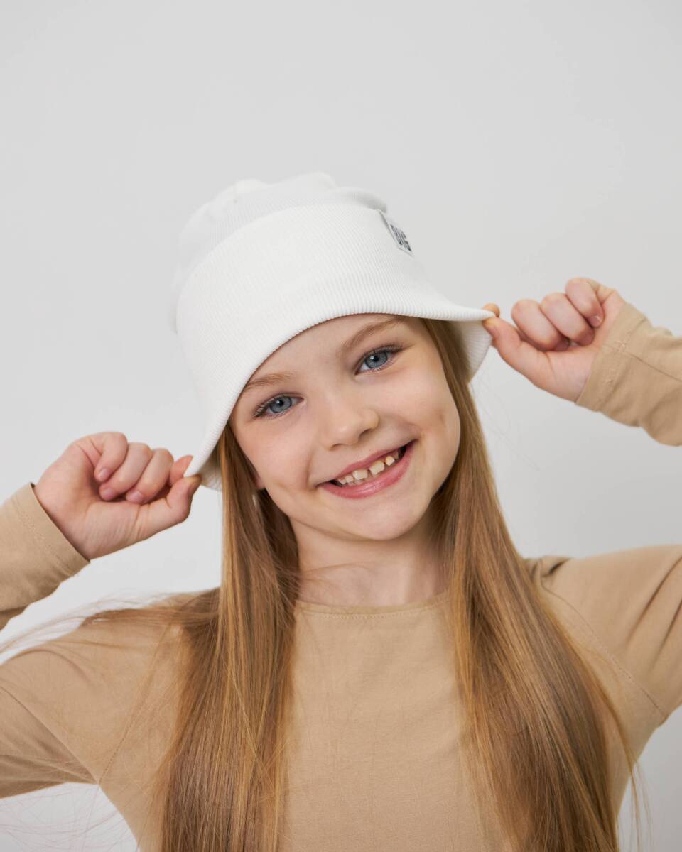 Шапка одношарова з відворотом для дівчаток